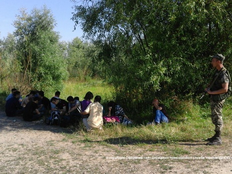 Пограничный патруль обнаружил большое количество людей в 150 метрах от границы с Венгрией