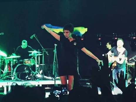 Фанат из Киева: Я передал Земфире флаг Украины. Это все произошло случайно, на эмоциях