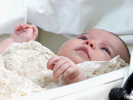 После крещения принцессы Шарлотты семья герцога и герцогини Кембриджских впервые появилась на публике в полном составе. Фоторепортаж