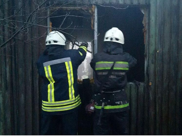 В Запорожье в результате пожара в строительном вагончике погибли три человека, еще один пострадал
