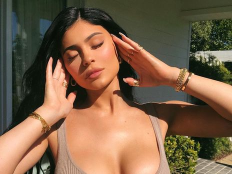 Кайли Дженнер позировала в объятиях отца своего ребенка