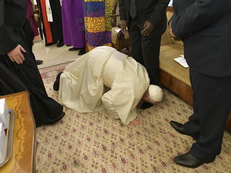 ﻿Папа римський поцілував ноги лідерам Південного Судану, закликаючи до миру