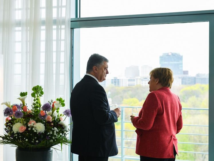 ﻿Меркель заявила, що запросила Порошенка під час виборів, оскільки для неї "важливий діалог із ним"