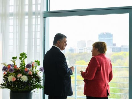Меркель заявила, что пригласила Порошенко во время выборов, так как для нее 