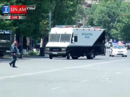 Полиция задержала около 40 человек в ходе зачистки центра Еревана от баррикад