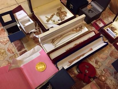 Драгоценности, изъятые у прокуроров Шапакина и Корнийца. Фоторепортаж