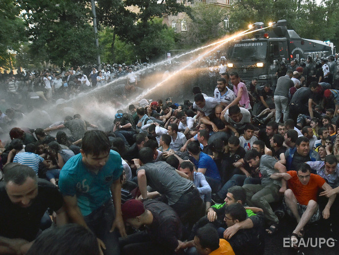 На центральной площади столицы Армении осталось несколько десятков протестующих
