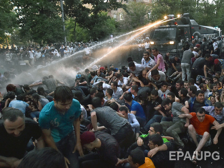 На центральной площади столицы Армении осталось несколько десятков протестующих
