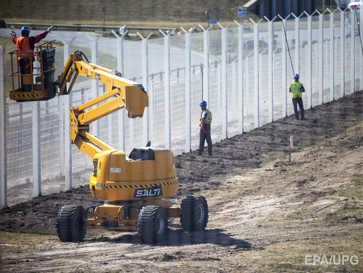 Парламент Венгрии одобрил проект возведения четырехметровой стены на границе с Сербией