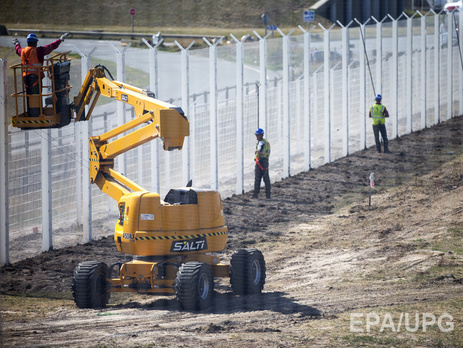 Парламент Венгрии одобрил проект возведения четырехметровой стены на границе с Сербией