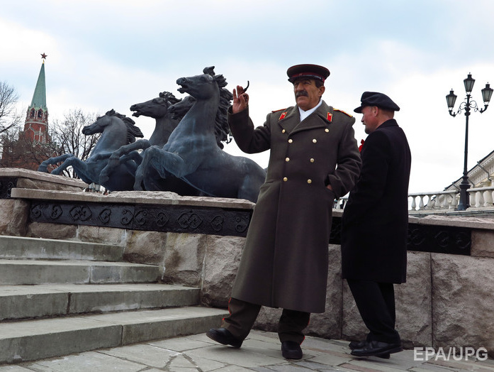 В подземном переходе в Москве двойник Сталина избил двойника Ленина зонтиком
