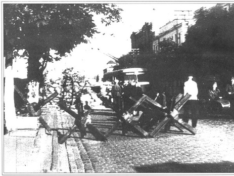 Киевлянка Хорошунова в дневнике 1941 года: Со всех сторон только и слышно, что уехали начальники и бухгалтеры, забрав деньги рабочих и служащих