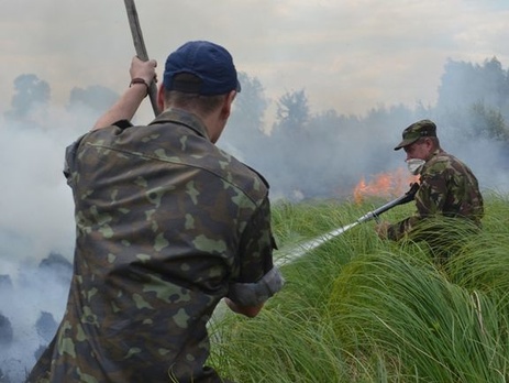 Госслужба по ЧС: Спасатели контролируют два очага возгорания в 