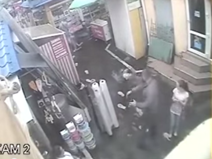 СМИ: В Одессе на "Привозе" милиционер ударил в лицо девушку