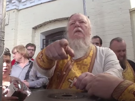 Протоиерей РПЦ Смирнов приказал отобрать камеру у журналиста. Видео