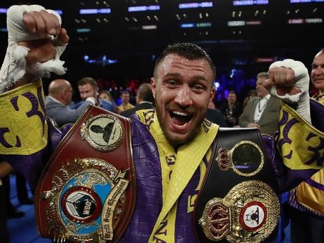 Ломаченко сообщил, что сломал руку во время боя