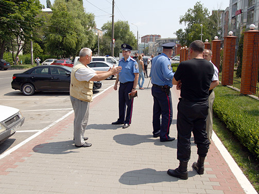 Пенсионер принес найденную гранату под УМВД Хмельницкой области. Видео