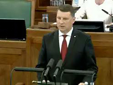 Победивший на выборах президента Латвии Вейонис принес присягу