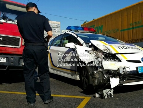 СМИ: В Киеве патрульная машина протаранила маршрутку