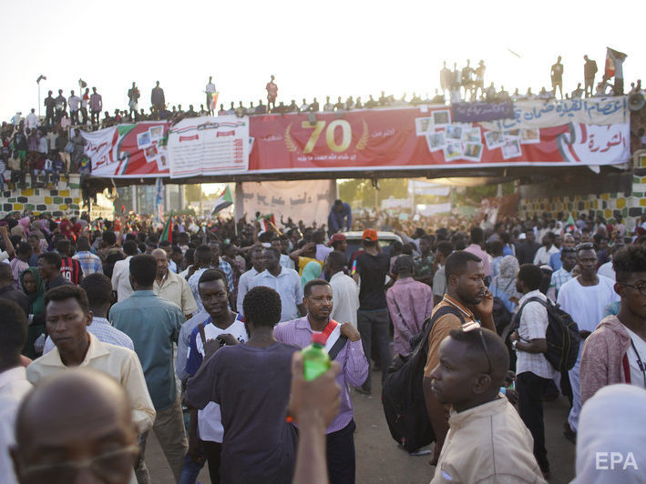 В Судане через сутки после свержения президента ушел в отставку лидер военного совета, временно управляющего страной