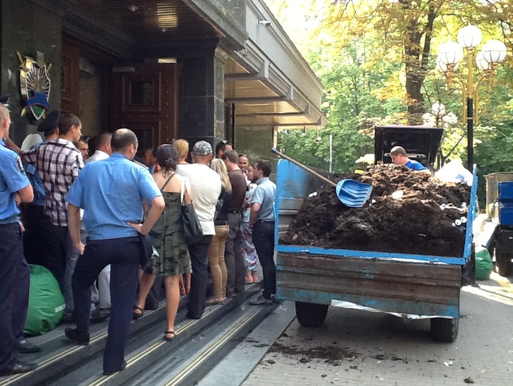 Активисты измазали навозом здание Генпрокуратуры. Видео