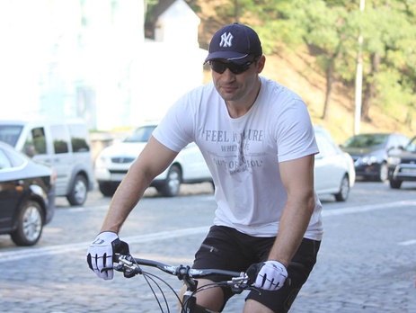 Кличко проинспектировал ход строительства веломаршрутов на Троещине. Фоторепортаж