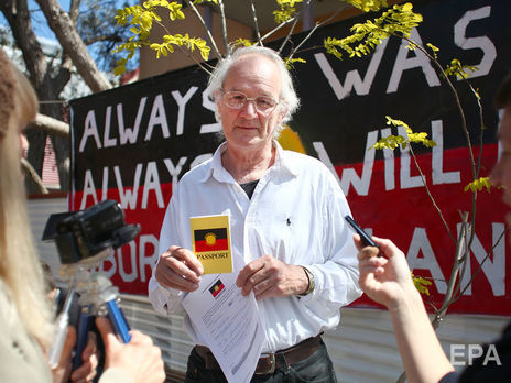 Отец Ассанжа призвал экстрадировать сына в Австралию