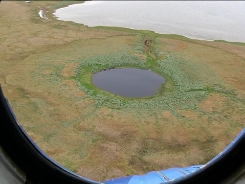 Гигантская воронка на Ямале стала превращаться в озеро