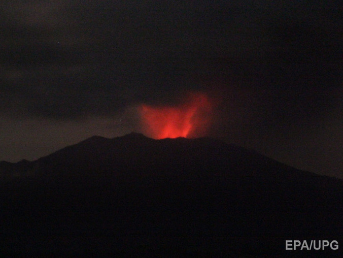 В Индонезии из-за активизации вулкана Раунг на острове Ява закрыты пять аэропортов