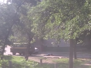 Появилось видео, на котором запечатлен убийца харьковских почтальонов, скрывающийся с места преступления