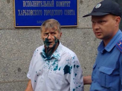 Депутата Харьковского горсовета за нежелание признавать Россию страной-агрессором облили зеленкой
