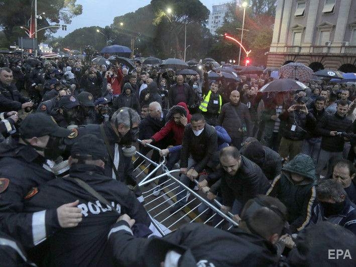 ﻿Під час акції протесту в Албанії поліція застосувала до демонстрантів сльозогінний газ, постраждало приблизно 20 осіб