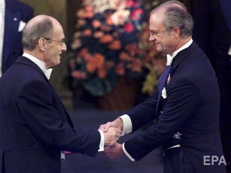 10 грудня 2000 року. Грінгард (ліворуч) отримує Нобелівську премію з рук короля Швеції Карла XVI Густава