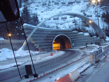 Во Франции активисты заблокировали тоннель под Монбланом