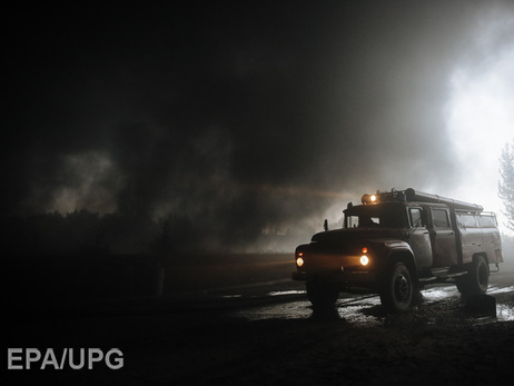 В Чернобыльской зоне спасатели продолжают тушить торф