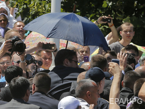 Сербского премьера забросали камнями