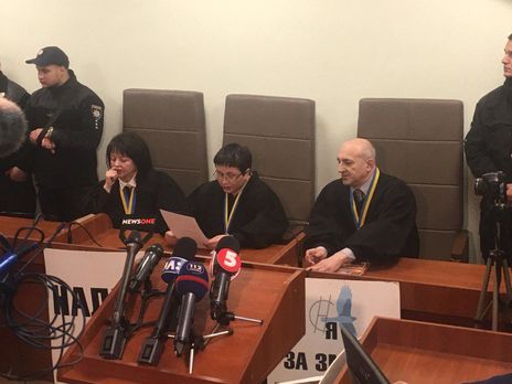 На засіданні щодо продовження запобіжного заходу Савченко суд попросили призначити їй безкоштовного адвоката