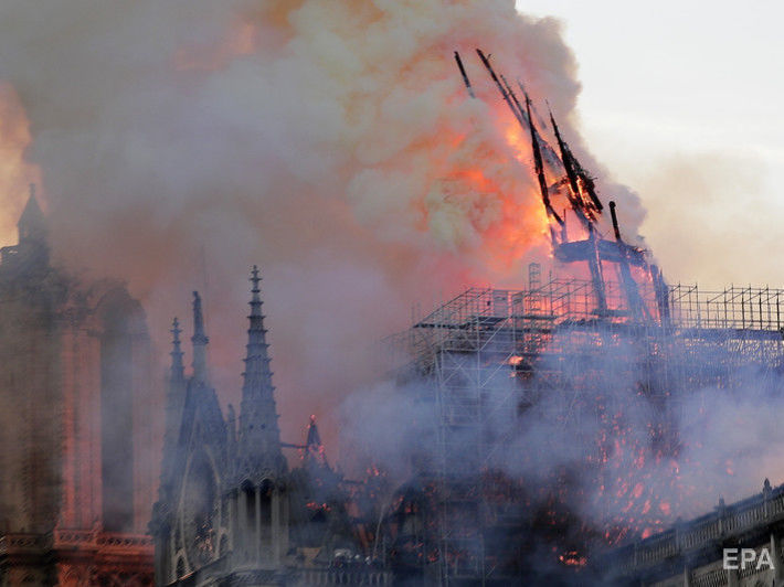 У горящего собора Парижской Богоматери обрушились шпиль и кровля. Видео