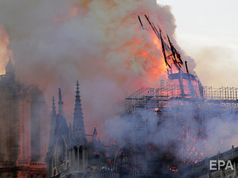 У горящего собора Парижской Богоматери обрушились шпиль и кровля. Видео