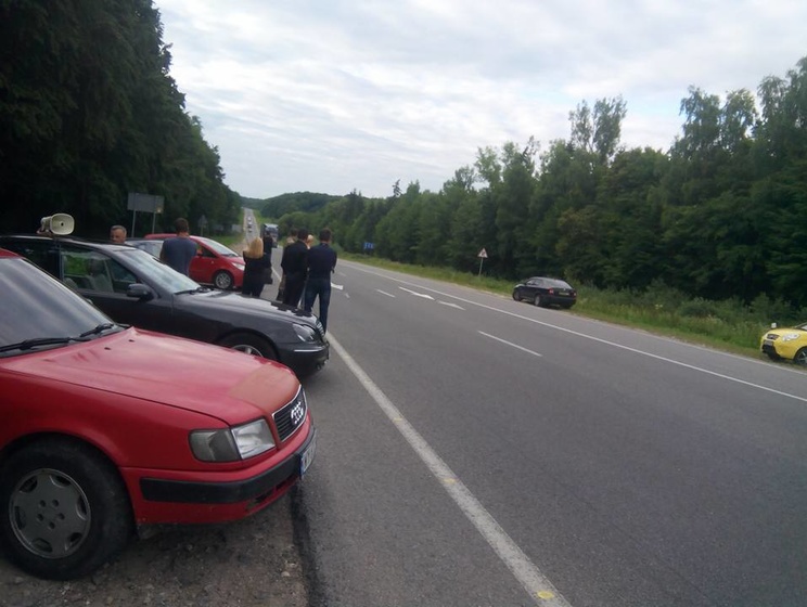 Во Львове представители "Правого сектора" и другие активисты блокируют выезд из города, чтобы помешать военным проехать в Мукачево