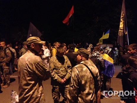 Под Администрацией Президента в Киеве продолжается митинг националистов. Фоторепортаж