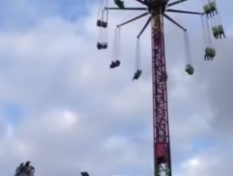 В Испании посетители аттракциона застряли на высоте 30 метров. Видео