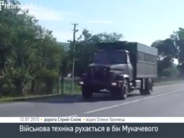 Очевидцы: В сторону Мукачево движется военная техника. Видео