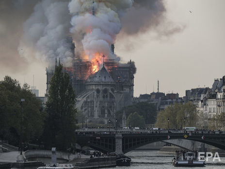 Спасенные при пожаре в соборе Парижской Богоматери произведения искусства передадут в Лувр