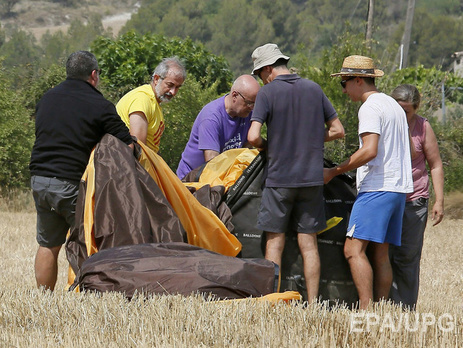 В Испании во время фестиваля упал воздушный шар с людьми, пилот погиб. Фоторепортаж