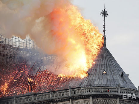 Сатирический журнал Charlie Hebdo вышел с изображением горящего собора Парижской Богоматери на голове у Макрона