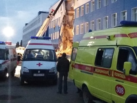 Под завалами казармы в Омске погибли 23 военных