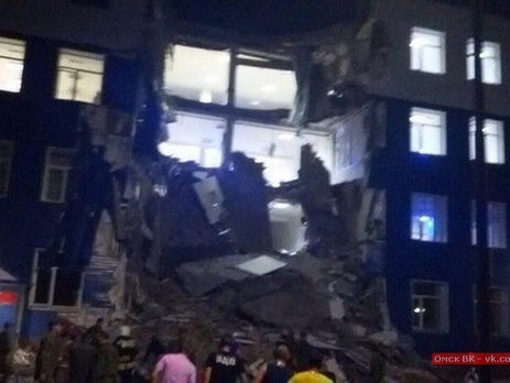 Под завалами казармы в России погибли 23 военных. Видео