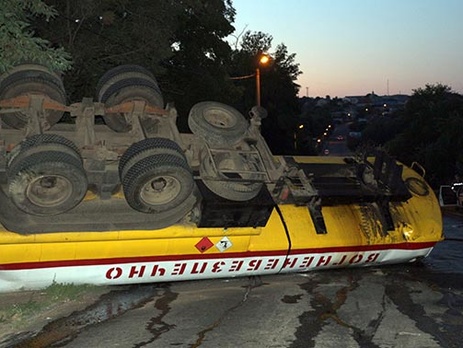 В Винницкой области перевернулась цистерна с дизельным топливом под управлением пьяного водителя. Фоторепортаж