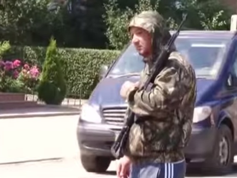 Во время спецоперации в Мукачево рядом с милицией находился вооруженный мужчина в спортивных штанах. Видео